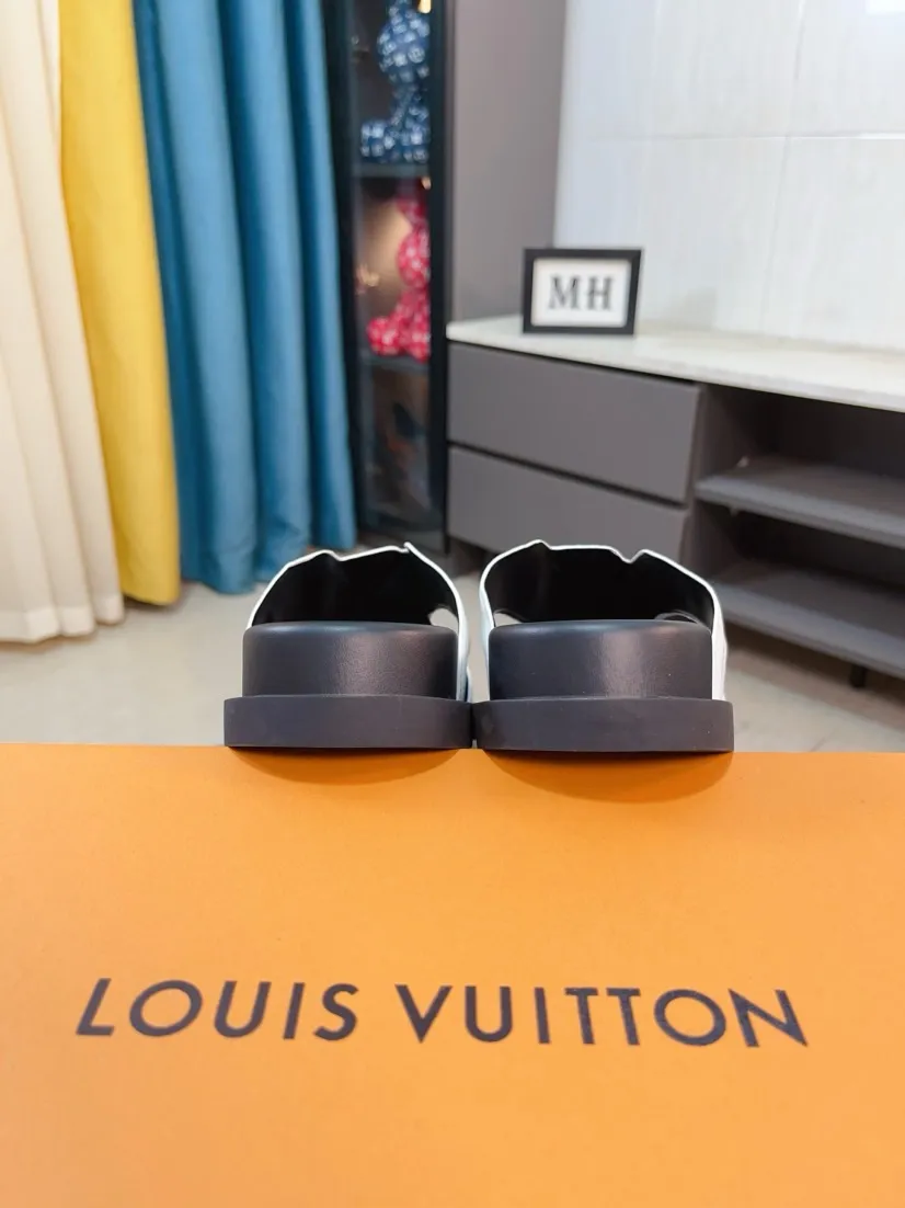 Men's shoes💰300🌹🌹【LV】Multi-color new men's slippers, original top-quality version, original special cowhide with pebbled embossing➕sheepskin on the inner and side, non-slip combination sole, more stable walking, more comfortable and lightweight, high-end and generous, size: 38~44